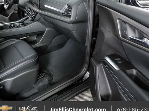 Used 2025 Chevrolet Traverse LT image 23