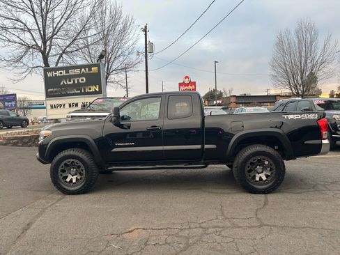 Used 2017 Toyota Tacoma SR5 image 2