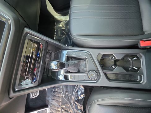 Used 2024 Volkswagen Tiguan SE w/ Panoramic Sunroof Package AWD/4WD image 25
