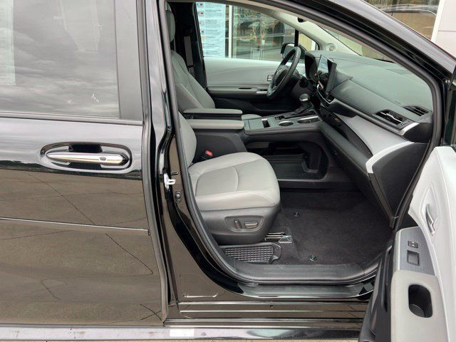 Used 2025 Toyota Sienna XLE w/ XLE Plus Package AWD/4WD image 35