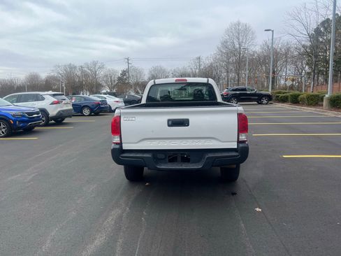 Used 2016 Toyota Tacoma SR image 13
