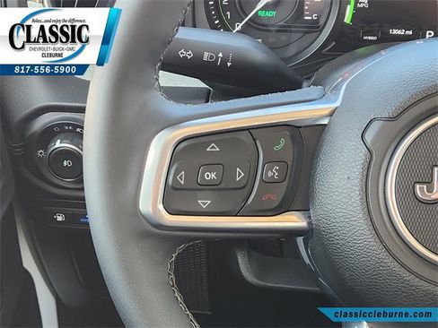 Used 2025 Jeep Wrangler Sahara image 26