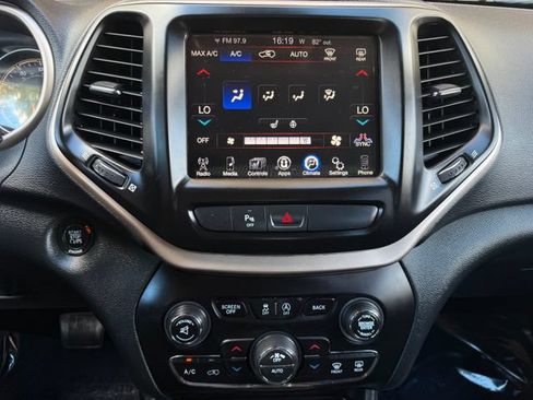 Used 2016 Jeep Cherokee Latitude w/ Comfort/Convenience Group AWD/4WD image 8