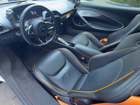Used 2025 McLaren Artura Spider RWD image 4