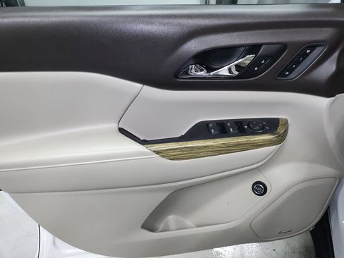 Used 2017 GMC Acadia Denali w/ Technology Package AWD/4WD image 26