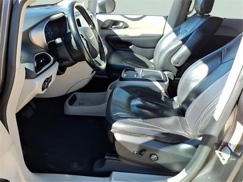 Used 2020 Chrysler Pacifica Touring-L Plus image 14