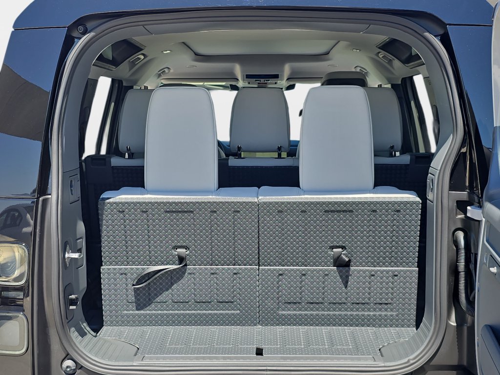 New 2026 Land Rover Defender 110 X-Dynamic SE AWD/4WD image 14
