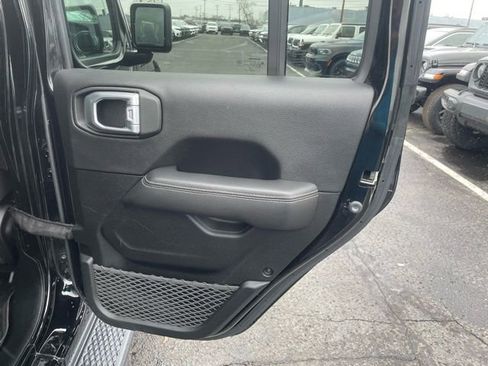 Used 2022 Jeep Gladiator Overland image 17