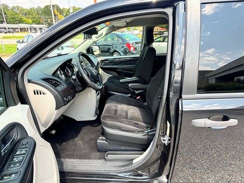 Used 2019 Dodge Grand Caravan SE FWD image 41