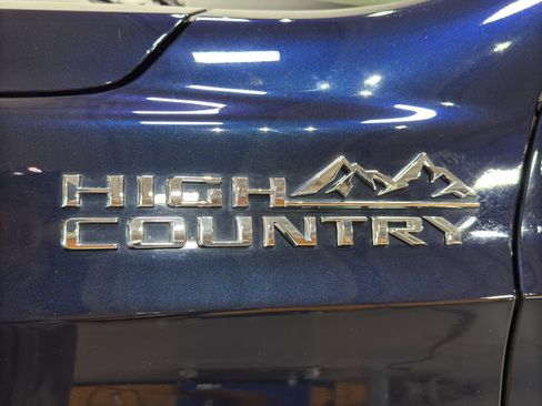 Used 2022 Chevrolet Suburban High Country AWD/4WD image 10
