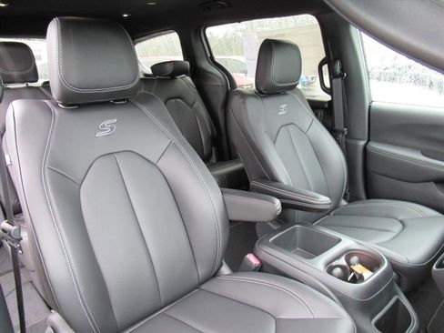 New 2026 Chrysler Pacifica Select w/ S Appearance Package image 8