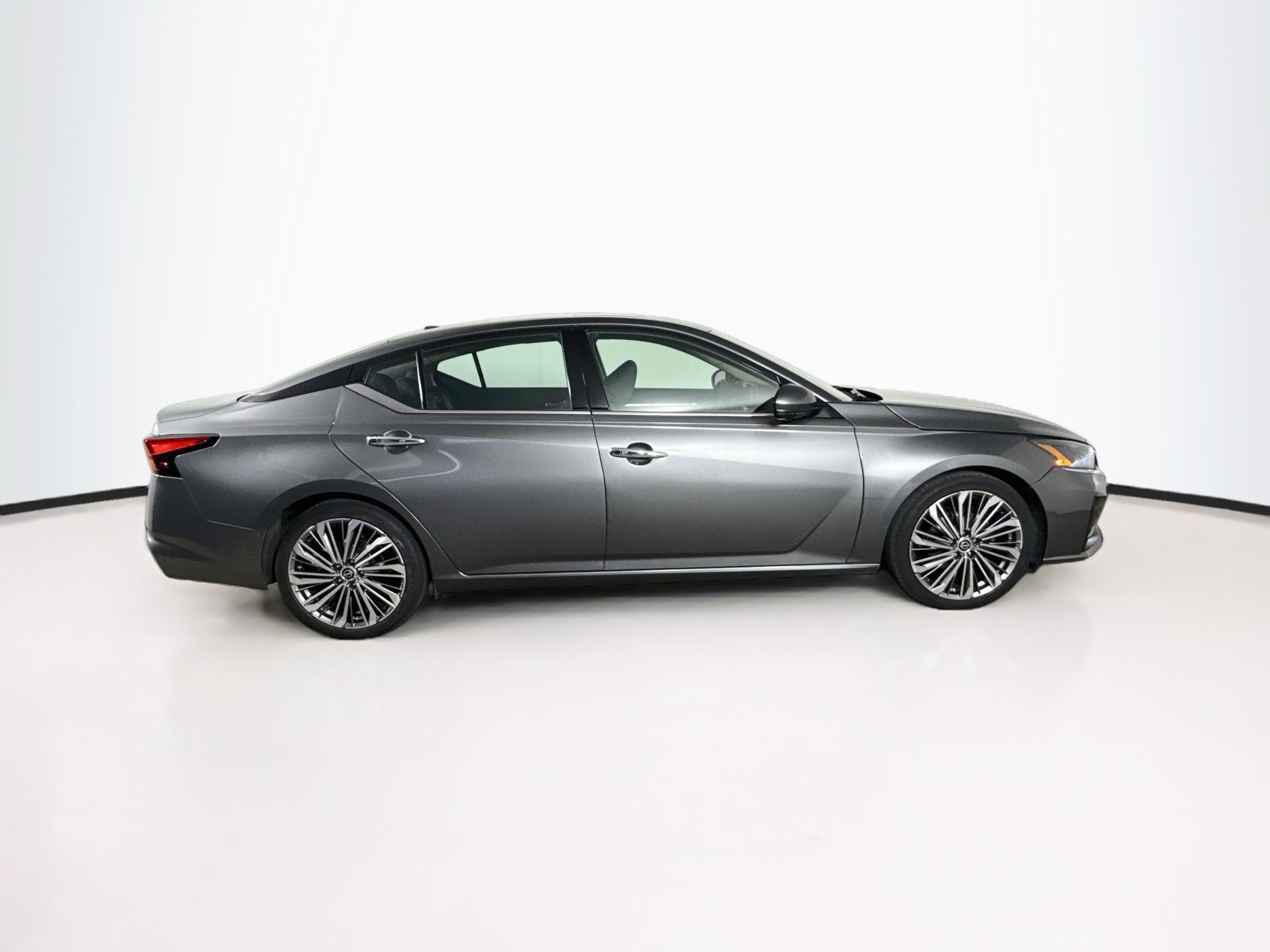 Used 2023 Nissan Altima 2.5 SL FWD image 2