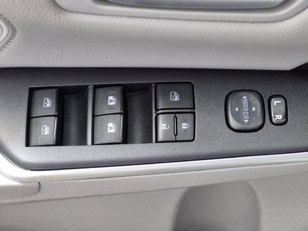 Used 2015 Toyota Camry XLE w/ Moonroof Package FWD image 16