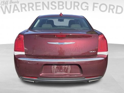 Used 2018 Chrysler 300 Touring w/ Chrome Appearance Package RWD image 3