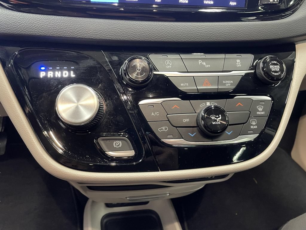 Used 2023 Chrysler Voyager LX FWD image 17