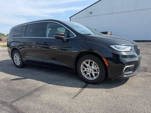 Used 2023 Chrysler Pacifica Touring-L FWD image 2