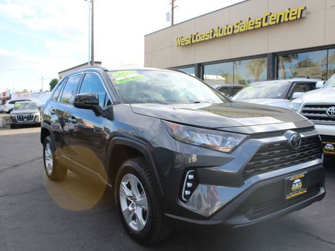 Used 2019 Toyota RAV4 LE w/ Carpet Mat Package FWD image 8
