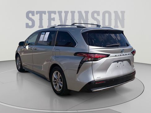 Used 2021 Toyota Sienna Limited AWD/4WD image 3