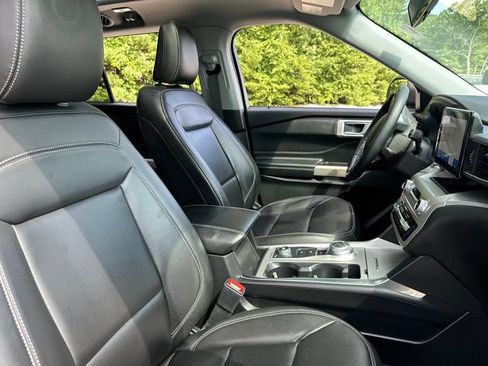 Used 2022 Ford Explorer XLT w/ Equipment Group 202A AWD/4WD image 19