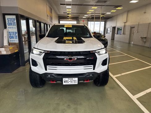 Used 2024 Chevrolet Colorado ZR2 w/ Technology Package AWD/4WD image 3