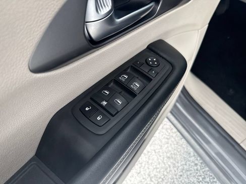 Used 2022 Chrysler Pacifica Touring-L FWD image 11