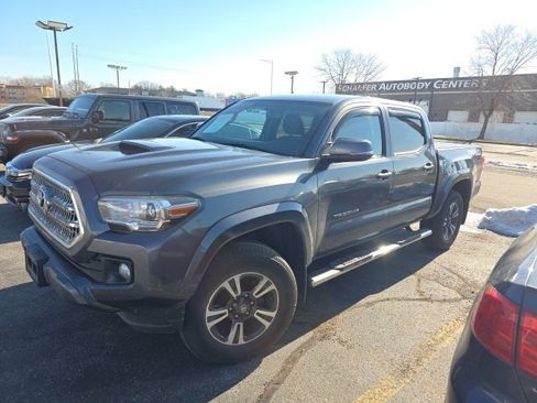 Used 2017 Toyota Tacoma TRD Sport image 1