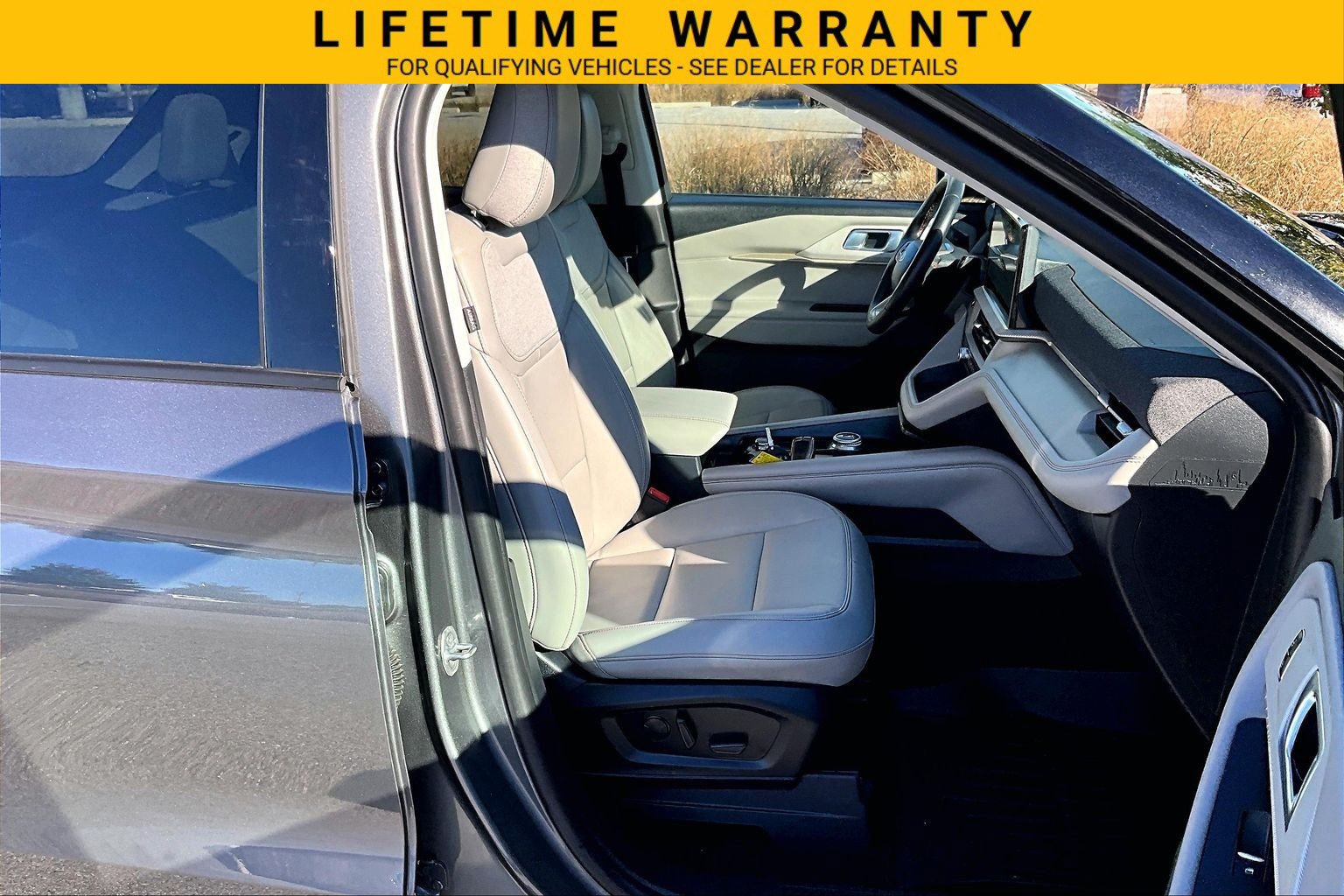 Used 2025 Ford Explorer Active w/ Active Comfort Package AWD/4WD image 7