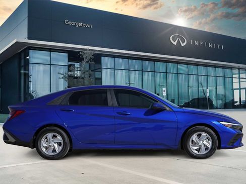 Used 2025 Hyundai Elantra SE image 3