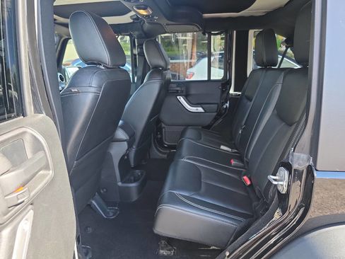 Used 2016 Jeep Wrangler Unlimited Rubicon image 12