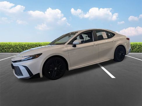 Used 2025 Toyota Camry SE FWD image 10