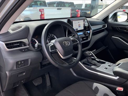 Used 2025 Toyota Highlander LE image 16