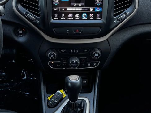 Used 2018 Jeep Cherokee Limited FWD image 21