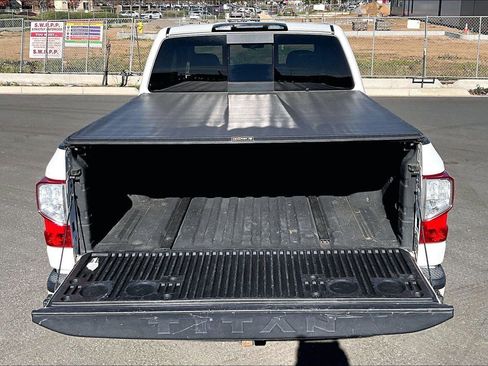 Used 2018 Nissan Titan SL image 17