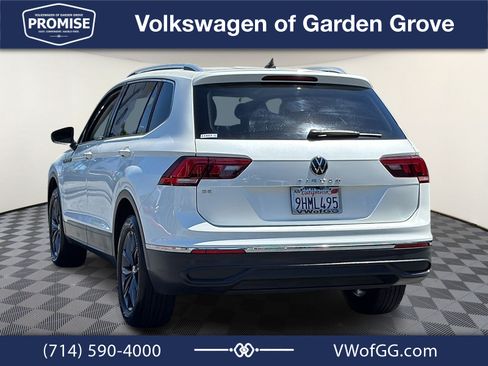 Used 2023 Volkswagen Tiguan SE w/ Panoramic Sunroof Package FWD image 6