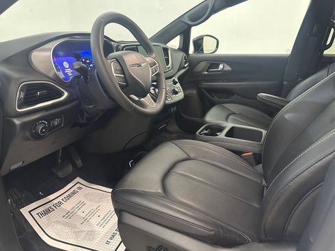 Used 2025 Chrysler Pacifica Select FWD image 15