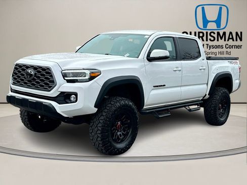 Used 2022 Toyota Tacoma TRD Off-Road image 2