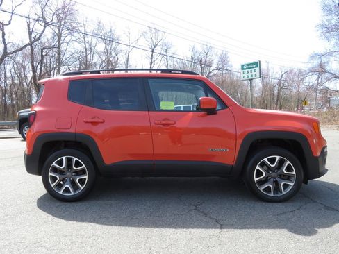 Used 2017 Jeep Renegade Latitude w/ Popular Equipment Group AWD/4WD image 4