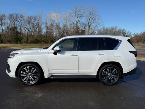Used 2023 Lexus LX 600 4WD w/ Luxury Package image 8