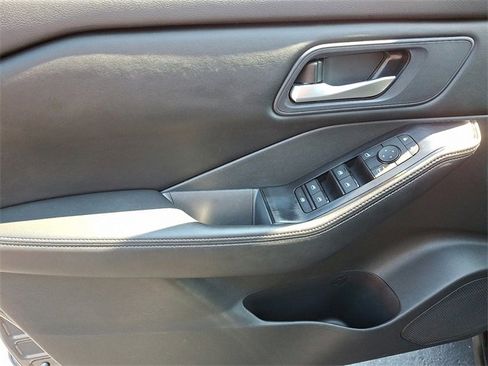 Used 2024 Nissan Rogue SV image 13