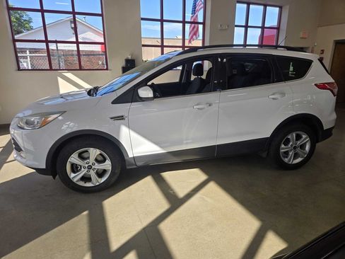 Used 2016 Ford Escape SE w/ Equipment Group 201A AWD/4WD image 3