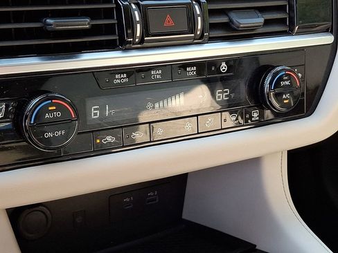 Used 2025 Nissan Pathfinder SL w/ SL Premium Package AWD/4WD image 16