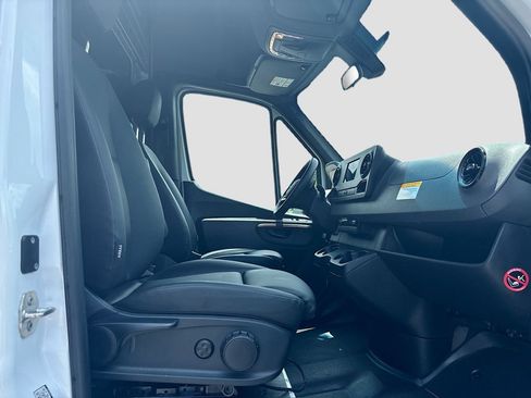 Used 2024 Mercedes-Benz Sprinter 2500 image 33