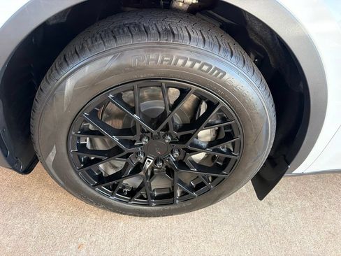 Used 2022 Tesla Model Y Long Range AWD/4WD image 7