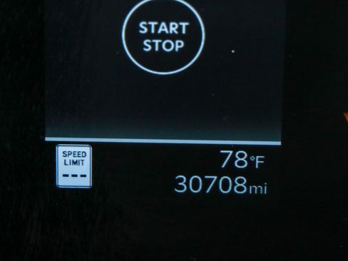 Used 2025 Kia Carnival FWD image 16