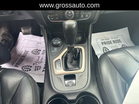Used 2018 Jeep Cherokee Limited AWD/4WD image 18