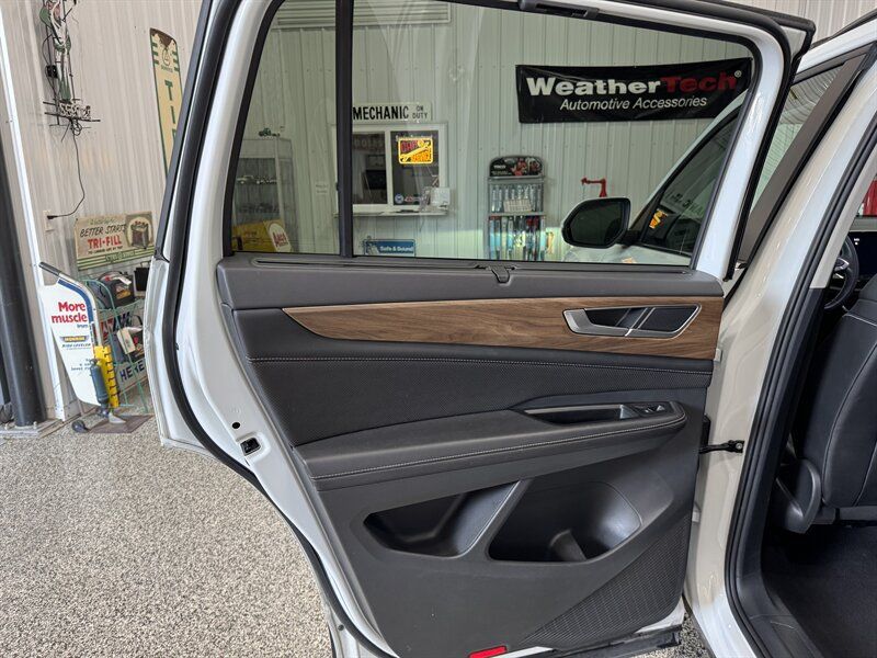 Used 2024 Volkswagen Atlas SE AWD/4WD image 22