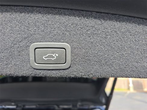 Used 2017 Volvo XC60 T6 R-Design w/ Climate Package image 17