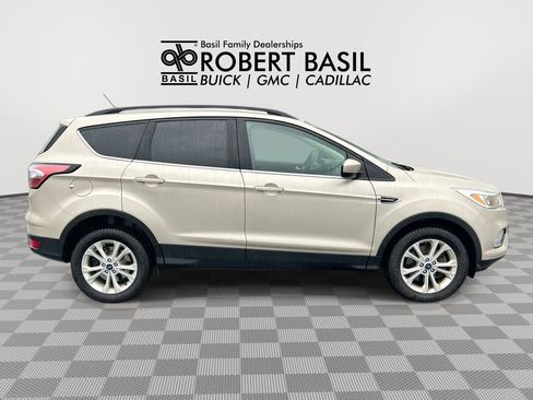 Used 2018 Ford Escape SE w/ SE Sync 3 Package AWD/4WD image 9