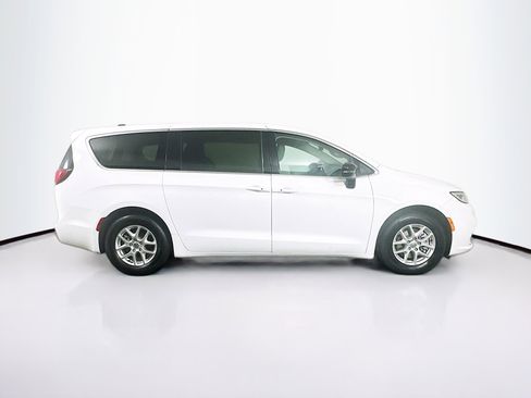 Used 2024 Chrysler Pacifica Touring-L image 10