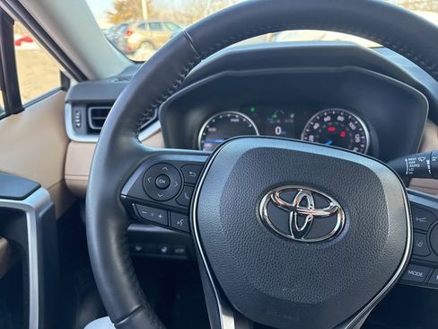 Used 2021 Toyota RAV4 XLE Premium image 18
